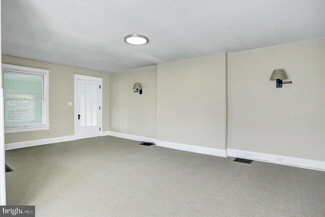 Building Photo - 319 N 2nd St