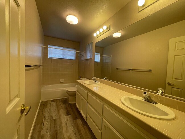 Building Photo - Broadstone neighborhood 4 bedroom home with pool!