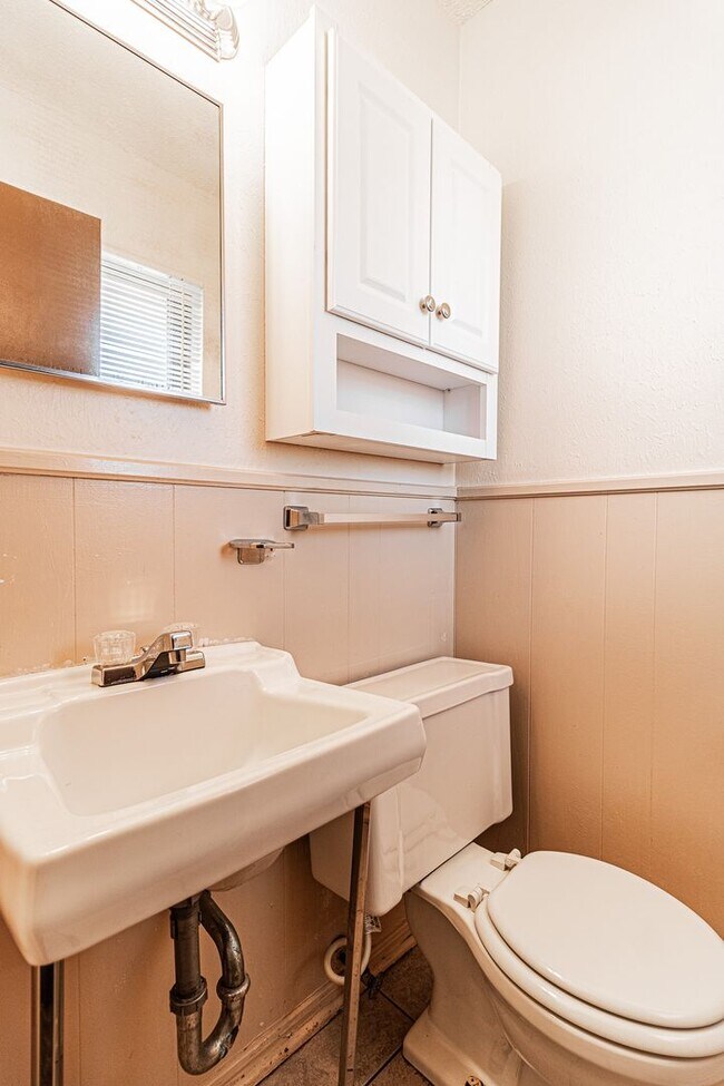 Building Photo - 3 Bed 1.5 Bath in Del City!