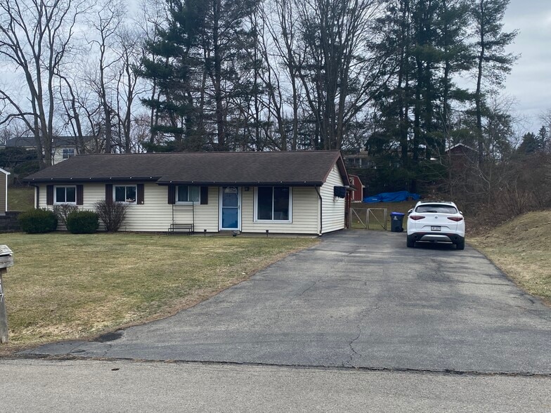 Driveway parks 6 cars - 417 Lincolnshire Dr