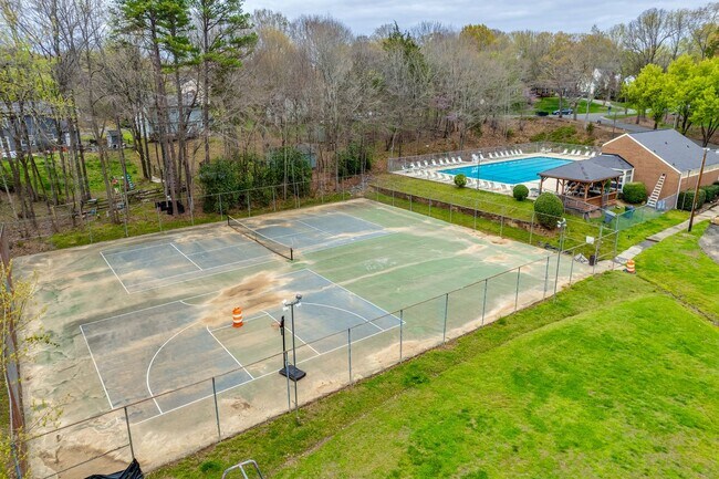 Building Photo - Beautiful 3 bedroom 2 full bath Ranch on a cul-de-sac in Charlotte's Walnut Creek community.