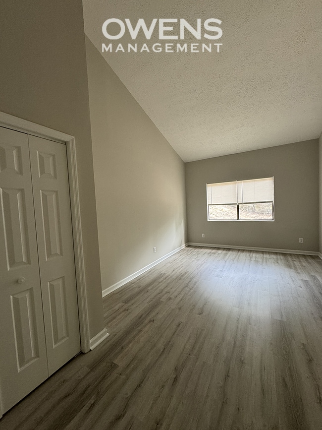 Building Photo - North Hall Duplex Available