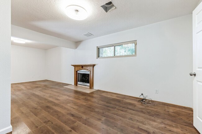 Building Photo - 3 Bed / 2 Bath Home with Bonus Room, Pool and Two Car Garage.