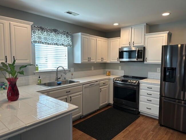 Building Photo - Beautiful Family home