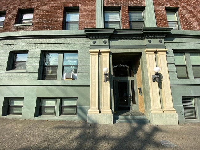 Building Photo - Cozy Carlton Court Studio with In-Unit Washer/Dryer, Walk-In Closet, Dishwasher!