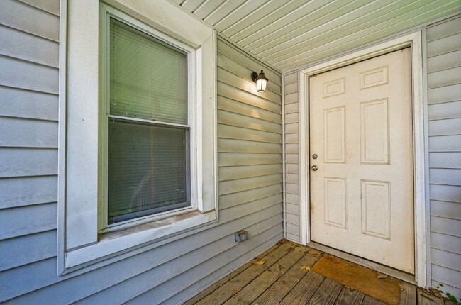 Building Photo - 3 Bed 1.5 bath Updated House Fenced yard -Pets