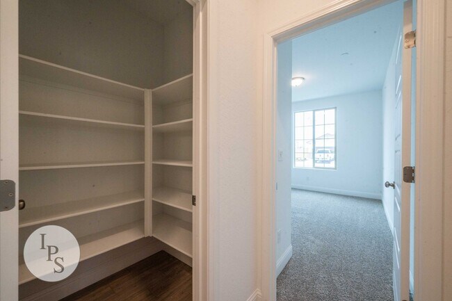 Building Photo - 2022 South/East Fresno Home, 4BR/2BA - Lots of Amenities!