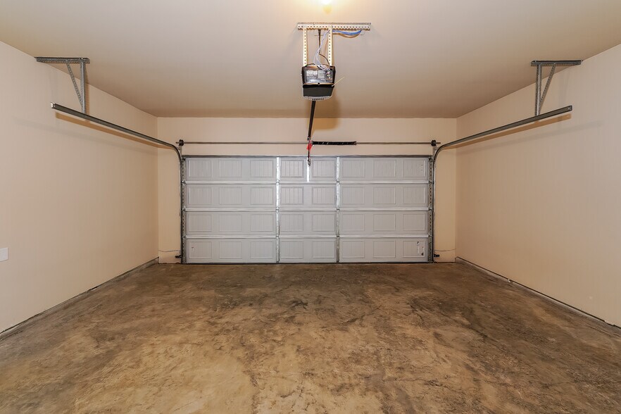 Building Photo - 484 Clover Cir