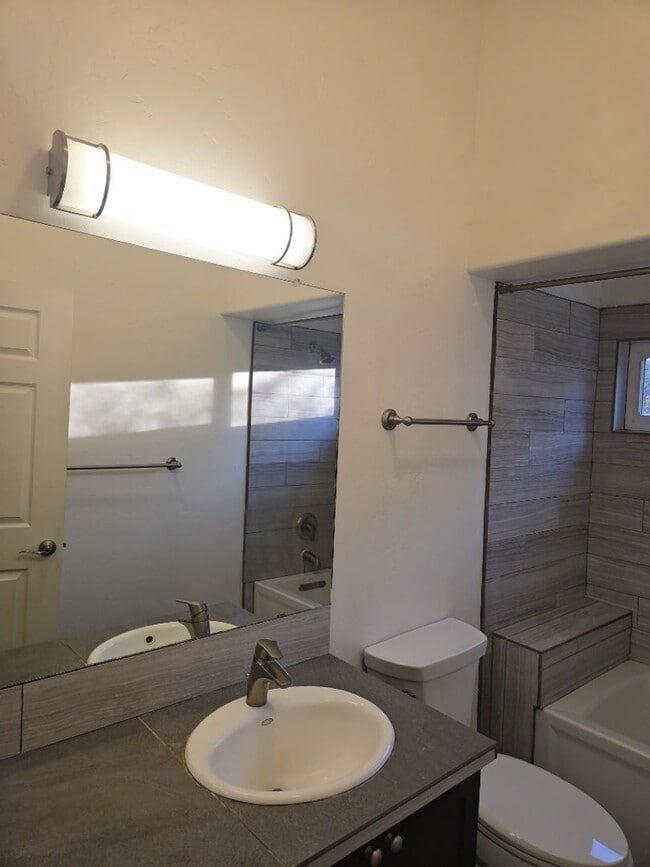 Building Photo - 2 Bedroom, 1 Bathroom Home! Schedule a Showing Soon!