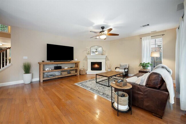 Building Photo - 1215 Boerne Dr