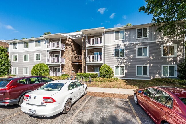 Building Photo - 1213 University Terrace