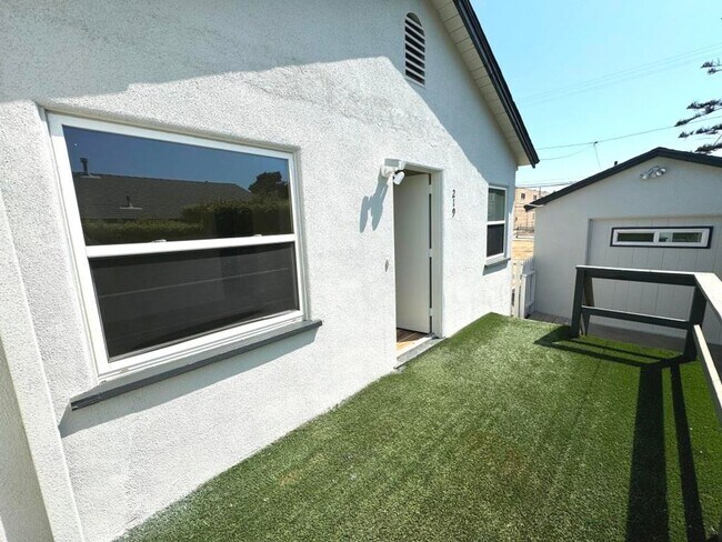 Building Photo - 215-219 Church Ave