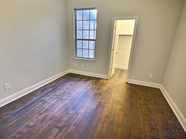 Building Photo - 557 Reale Dr