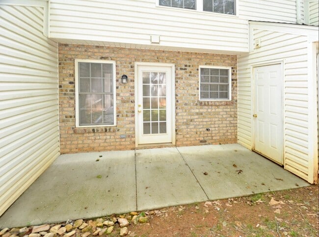 Building Photo - 2 BR 2.5 BTH Townhouse off Wards Ferry Rd