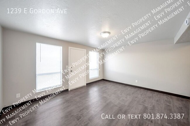 Building Photo - Cozy 2 Bed, 1 Bath Pet-Friendly Home with ...