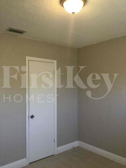 Building Photo - 2610 SW 5th St