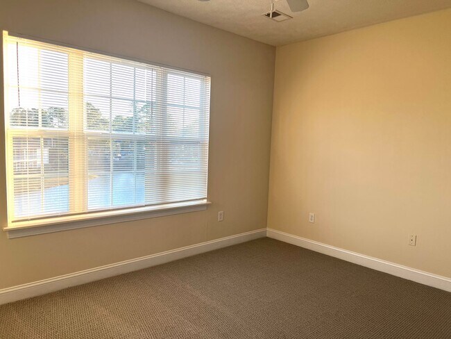 Building Photo - AVAILABLE SOON! 3 BED/2 BATH CONDO IN FOUNTAIN POINTE! FRESHLY PAINTED!