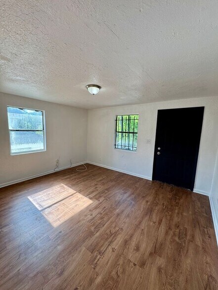 Building Photo - 929 W 27th St