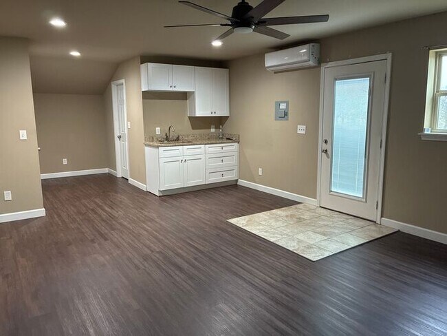 Building Photo - 5BR/3BA w/ Front Yard + Assigned Parking in Kingsbury, TX