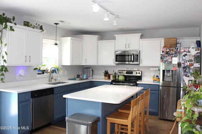 Building Photo - 215 Breakwater Dr