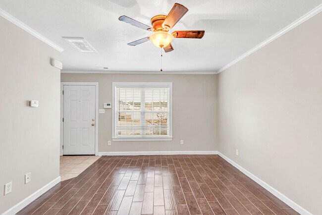 Building Photo - 300 Streamwood Dr