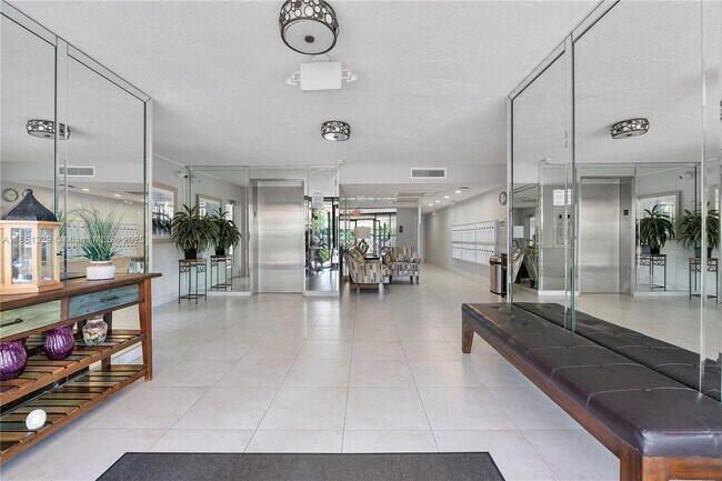 Building Photo - 3351 S Palm Aire Dr