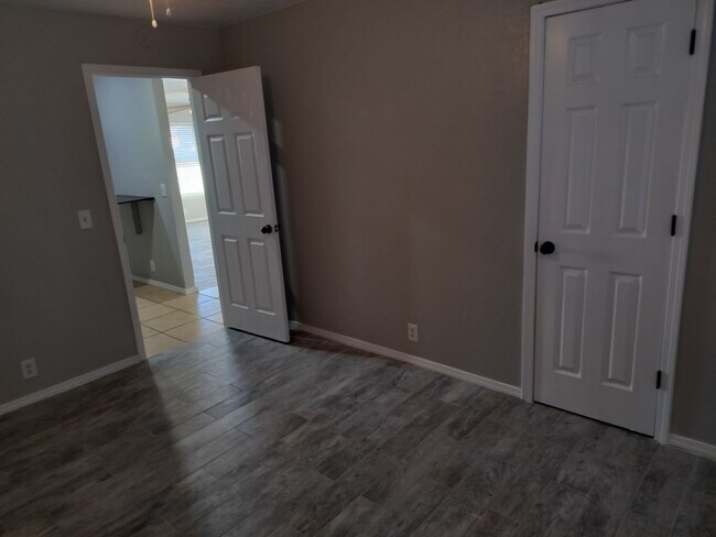 Building Photo - 3 Bedroom, 1 bathroom house in Edmond, OK with central heat and air