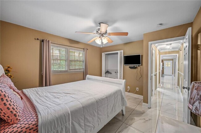 Building Photo - 4839 Lehigh Dr