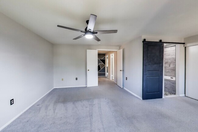 Building Photo - 3 bed + 2 Full + 2 half Bath - End Unit TH