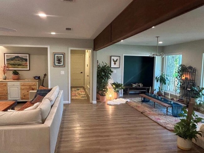 Building Photo - 1801 Barton Hills Dr