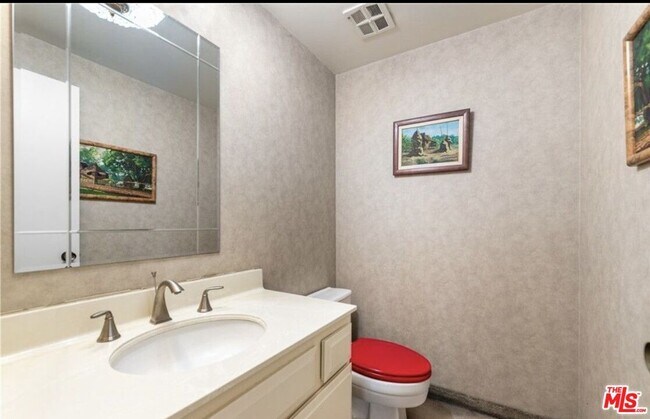 Building Photo - 321 N Oakhurst Dr