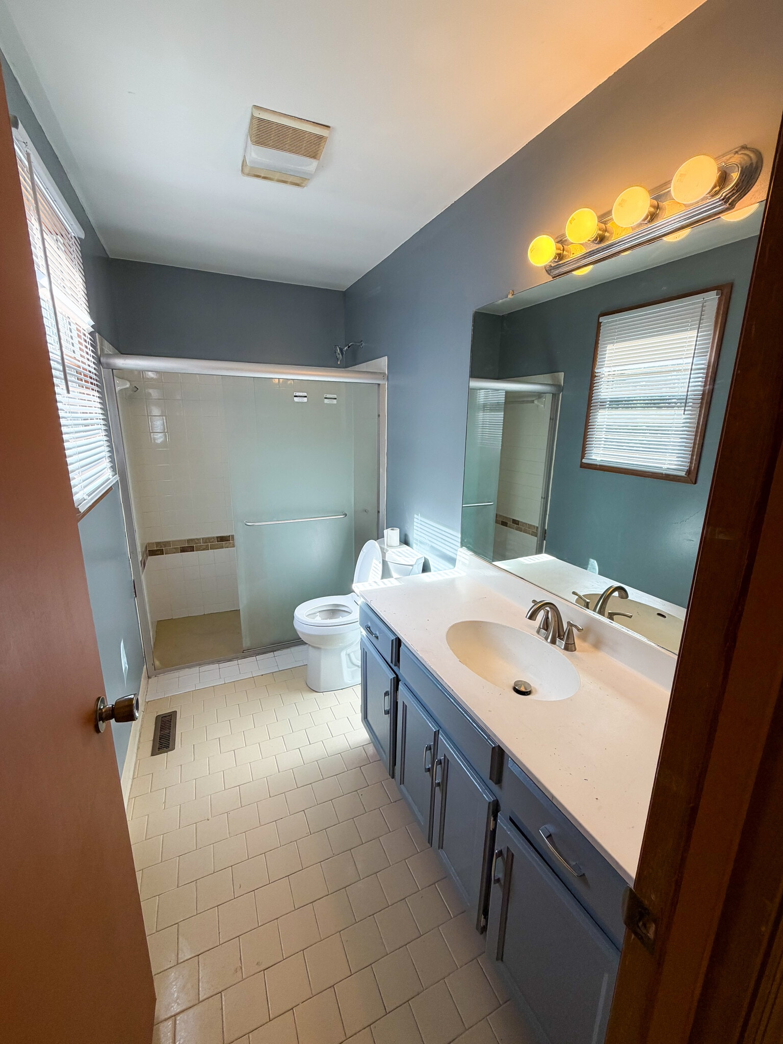 Building Photo - 812 Free Silver Rd