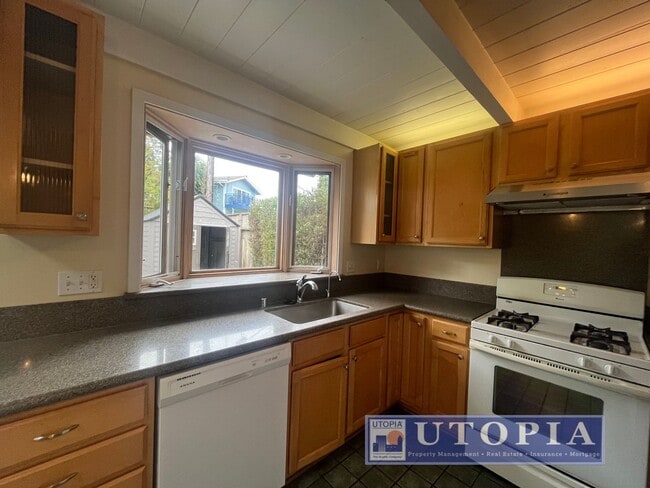 Building Photo - Beautiful and spacious 2 Bedroom, 1.5 Bathroom Located in Rio Del Mar, close to the beach and Apt...