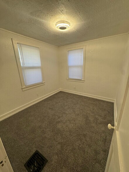 Building Photo - 3833 Monroe Ave