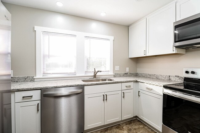 Building Photo - 2/1 House - Just Renovated Kitchen & Bath