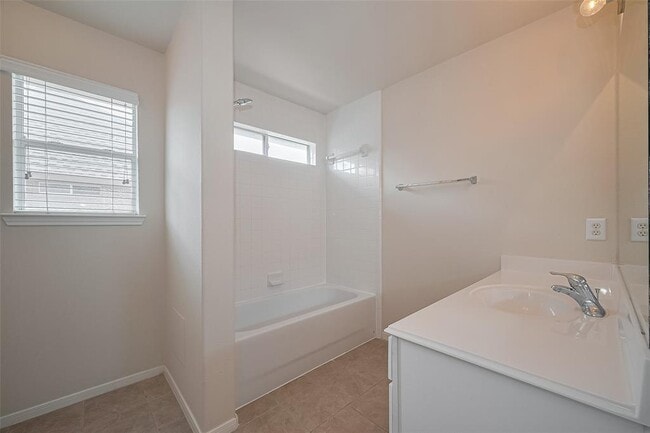Building Photo - 21627 Cozy Hollow Ln
