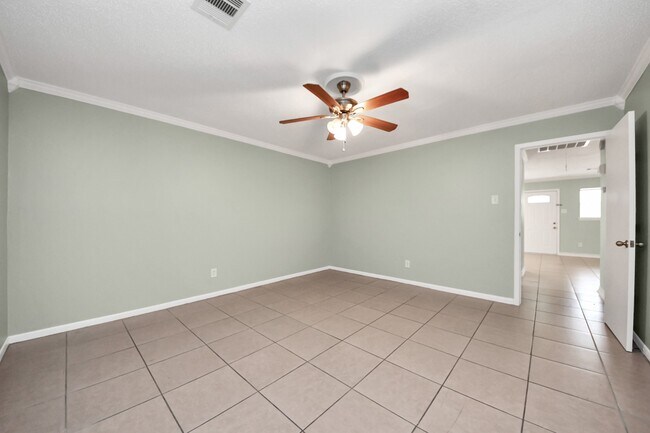 Building Photo - 44 W Tri Oaks Ln