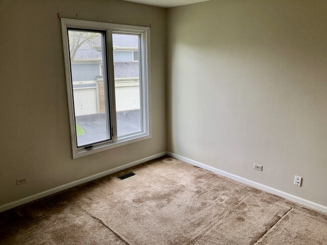 Building Photo - 909 Suffolk Ct