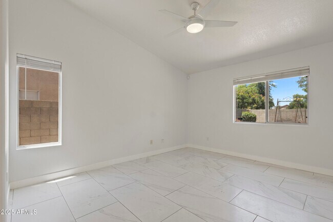 Building Photo - 836 W Cooley Dr