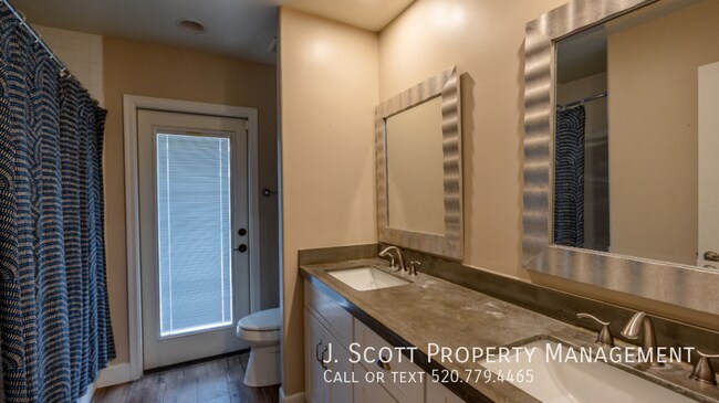 Building Photo - 9059 N Arroya Vista Dr