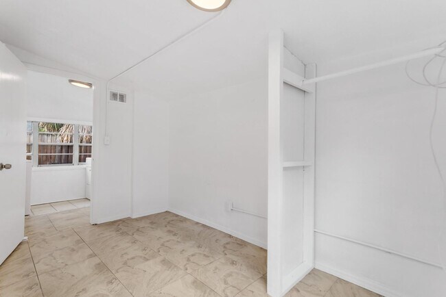 Building Photo - Cute 3bdrm/1bath House ** Section 8 OK ** $1995.00** Move in by December 31st and get 1 month Fre...