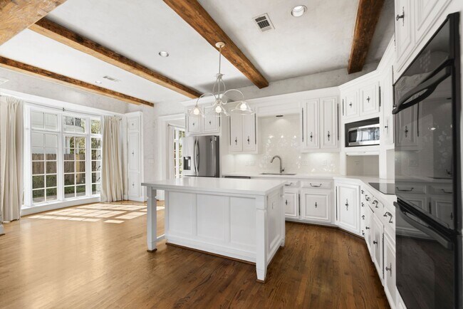 Building Photo - Elegant Living Minutes from the Medical Ce...