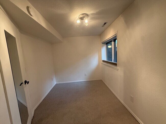 Building Photo - Available for immediate move-in!