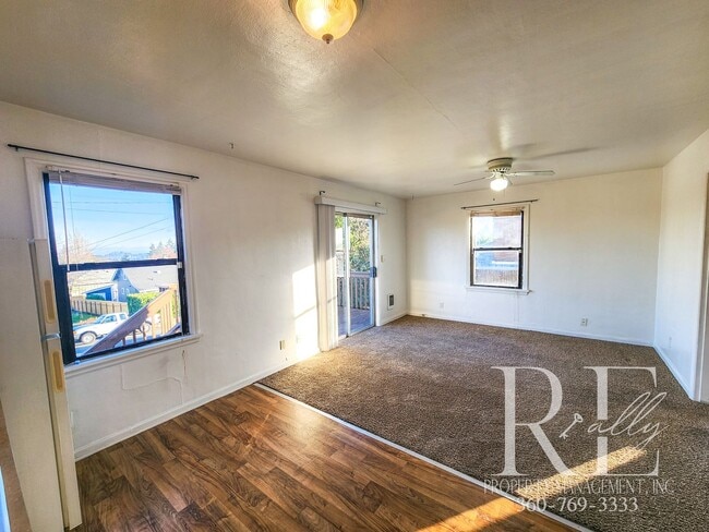 Building Photo - Cozy 1BR Duplex in Manette with Garage & Water Views