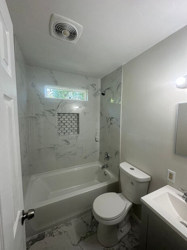 Building Photo - Charming home Close to VSU