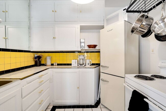 Building Photo - 3689 Fillmore St