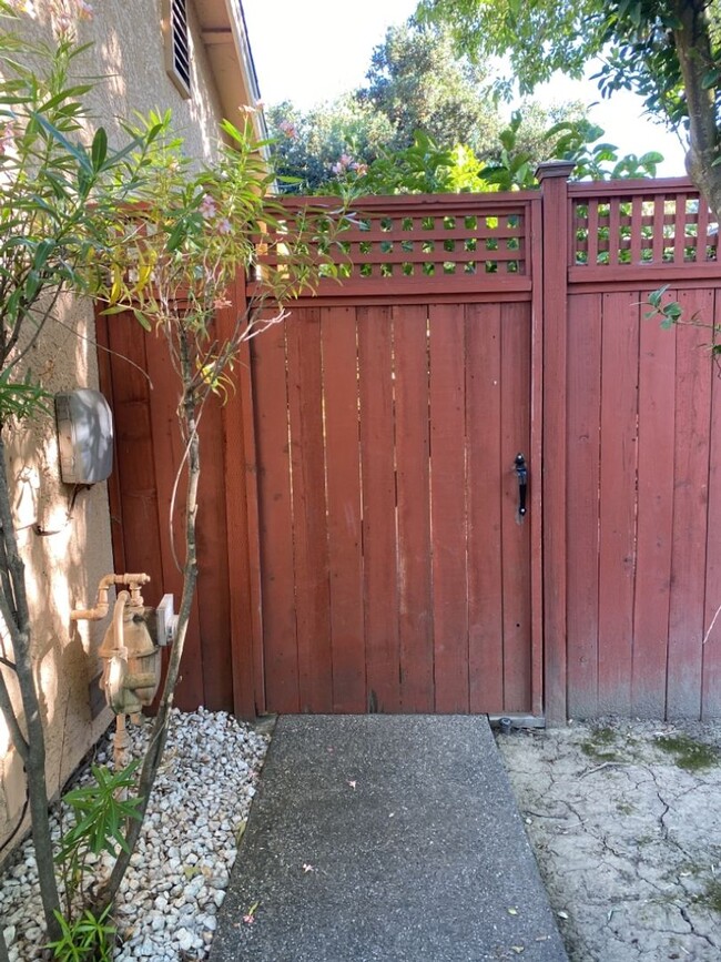 Building Photo - Spacious 3 Bedroom Home available in South...