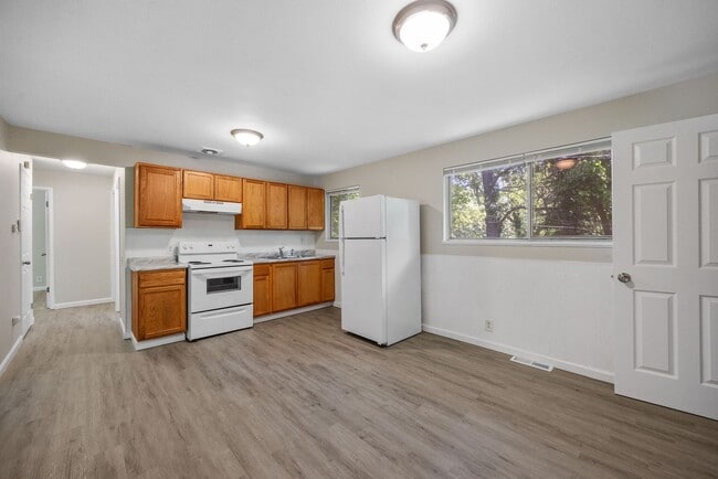 Building Photo - 10216 Green Valley Dr