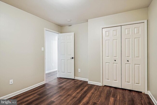 Building Photo - 1293 Quaker Hill Dr