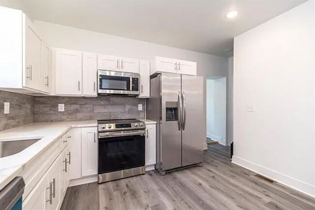 Building Photo - Beautiful Home- ready for move in!
